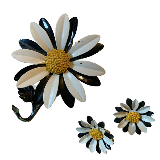 Black and White Mod Daisy Brooch & Earrings Set circa 1960s