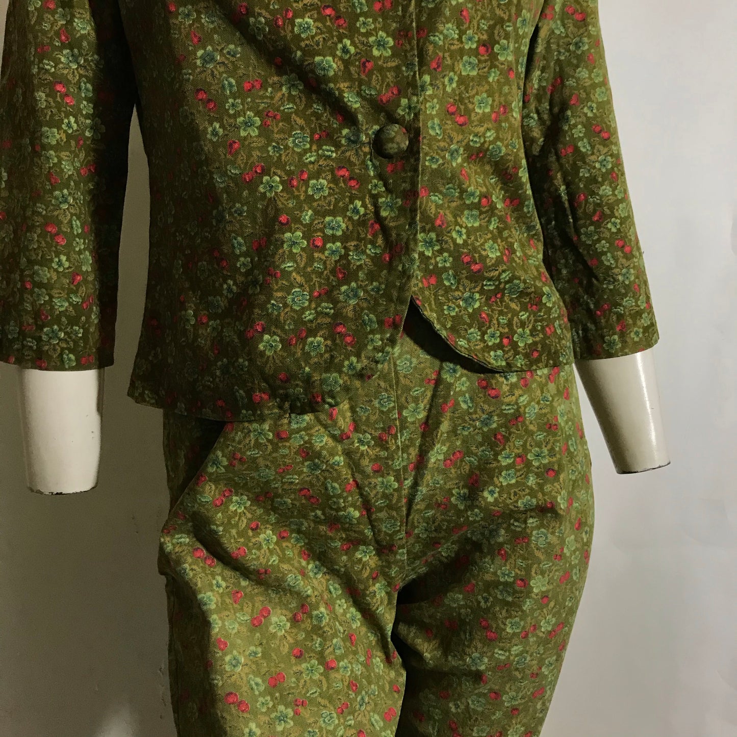 Cherry Print Green Hopsack Cotton Clamdigger Pants and Jacket Set circa 1960s