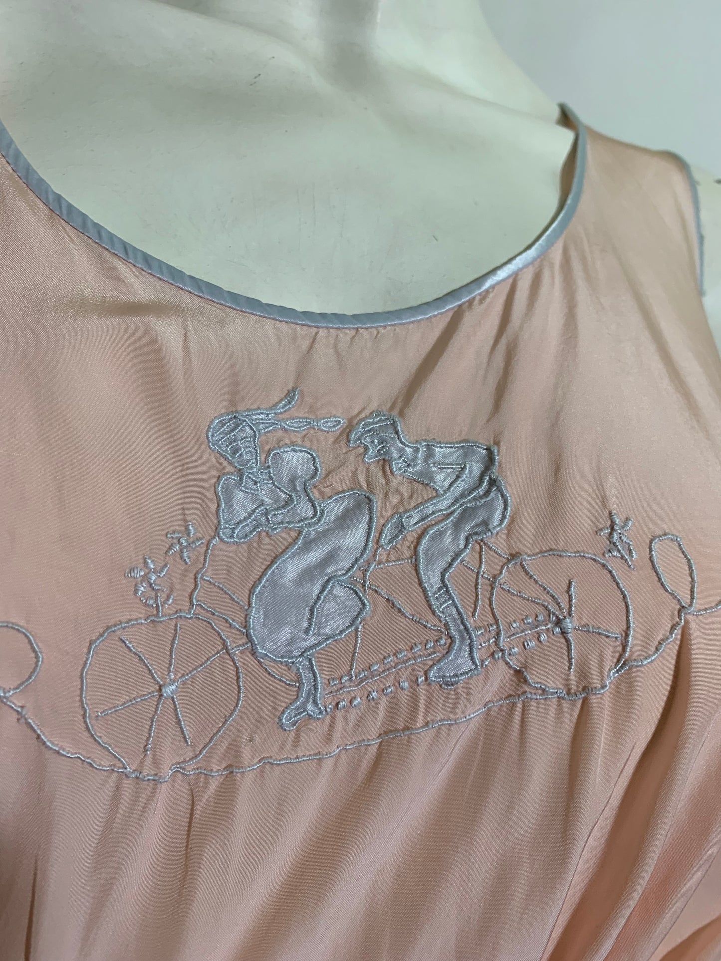 Flirty Cyclist Couple on Tandem Bike Embroidered Peach Nightgown 1940s 36